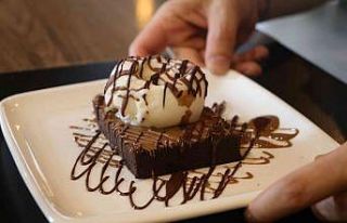 Kaliteli çikolatalı tatlıları müşterilerine...