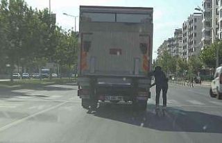 Kamyon arkasında patenli seyahat yürekleri ağza...