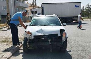 Kamyon ile otomobil çarpıştı: 2 yaralı