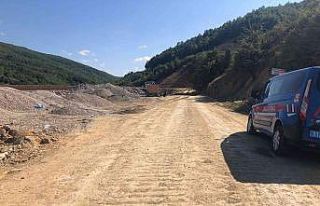 Kamyon şoförü çakıl taşlarının üzerine dökülmesi...