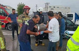 Kamyonet ile hafif ticari araç çarpıştı: 4 yaralı