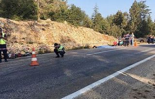 Kamyonet ile motosiklet çarpıştı: 1 ölü, 1 yaralı