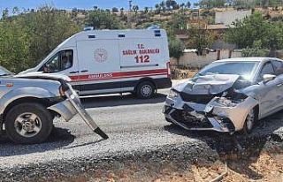 Kamyonet ile otomobil çarpıştı: 3 yaralı