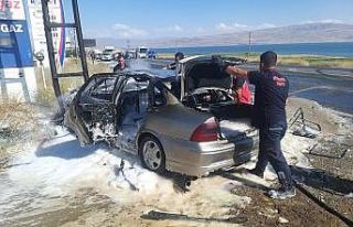 Kamyonetle çarpışan otomobil alev alev yandı