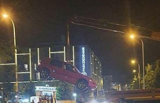 Kanala düşen aracın sürücüsü kazayı yara almadan...