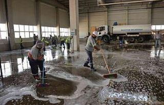 Kapalı pazar yıkanarak temizlendi