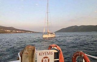 Karaada açıklarında sürüklenen tekneyi KIYEM...