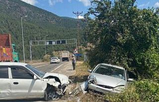 Karabük’te iki otomobil kafa kafaya çarpıştı:...