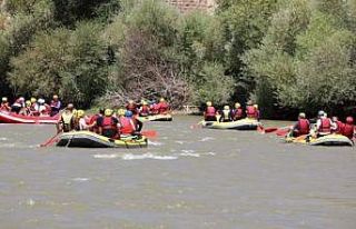 Karasu Nehri’nde rafting keyfi