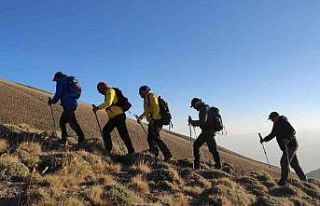 Karslı dağcılar Süphan Dağı’na tırmandı