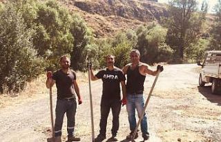 Kars’ta bozuk yolları santral çalışanları doldurdu