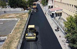 Kars’ta yollar yapılıyor, vatandaşların yüzü...