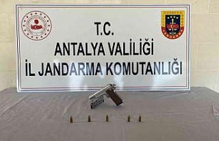 Kaş’ta jandarma ruhsatsız tabanca ele geçirdi