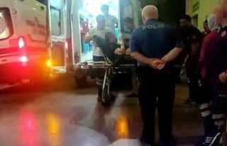 Kavgayı ayırmak isteyen şahsı bıçaklayıp kayıplara...