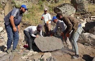 Kavurucu sıcakta ekmeklerini taştan çıkarıyorlar
