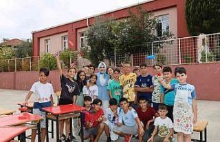 Kaymakam, öğrenciler ile birlikte sıraları boyadı