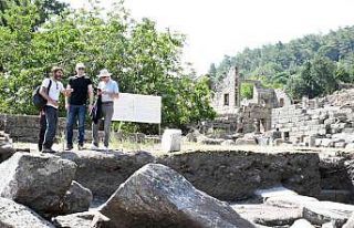Kaymakam ve Büyükelçiden kazı ekibine ziyaret