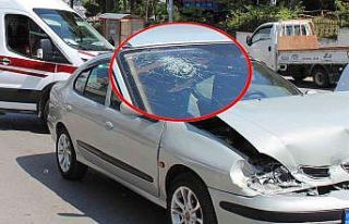 Kaza yapan araçta kafasını cama çarpan yolcu yaralandı