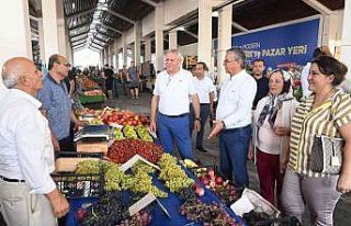 Kemer Belediyesinden vatandaşlara ve turistlere aşure...