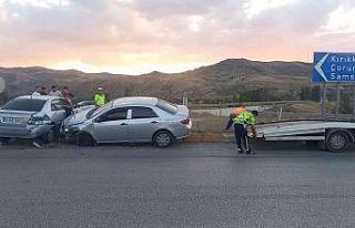 Kırıkkale’de 2 otomobil çarpıştı: 1 yaralı