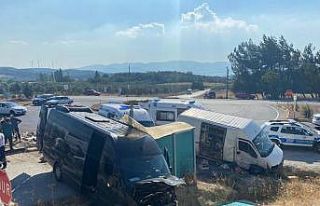 Kırkağaç’ta iki otomobil çarpıştı: 9 yaralı