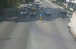 Kırmızı ışıkta durmayan bisikletliye otomobilin...