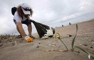 Kıyı temizliğinde kilolarca atık toplandı