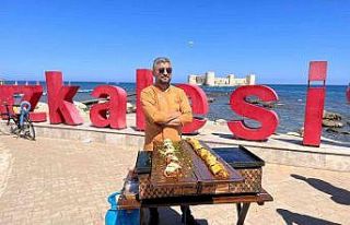 Kızkalesi sahilinde ‘Piton Döner’ yapıp ikram...