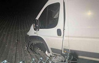 Kocaeli’de ilginç kaza: Yoldan çıkan minibüs...