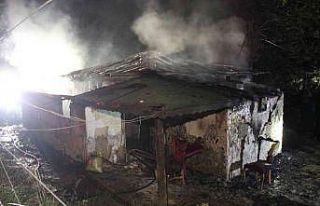 Kocaeli’de prefabrik ev alev alev yandı