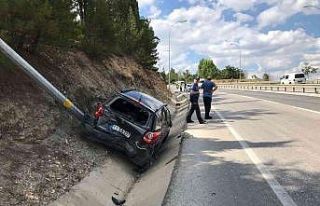 Kontrolde çıkan otomobil aydınlatma direğine çarparak...