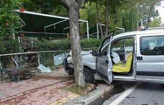 Kontrolden çıkan araç bir restoran duvarına çarparak...