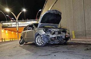 Kontrolden çıkan otomobil demir bariyerlere çarptı