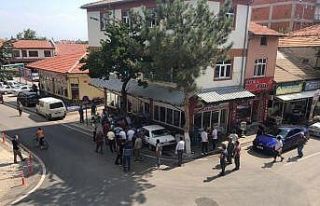 Kontrolden çıkan otomobil kahvehanede çay için...