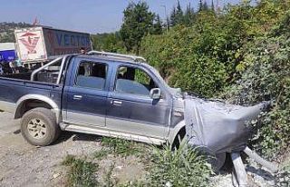 Kontrolden çıkan pikap tıra arkadan çarptı: 3...