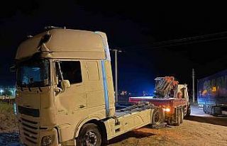 Kontrolden çıkan tır yol ortasına devrildi