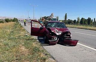 Kontrolden çıktı aydınlatma direğine çarptı