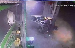 Kontrolünü çıkan otomobil aydınlatma direğine...