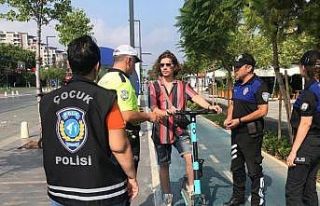 Konyaaltı sahilinde elektrikli scooter kullanıcıları...