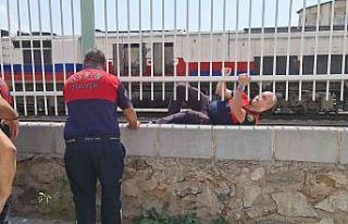 Korkulukları aşan itfaiye erleri trendeki yangına...