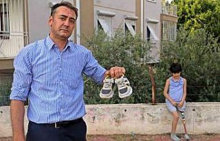 Koşmayı beklerken dar gelen proteziyle yürümekte...