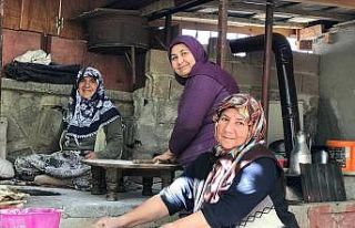 Köy kadınlarından zorlu tandır ekmeği yapımı
