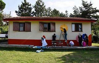 Köy Yaşam Merkezi’nin duvarları lise öğrencileri...