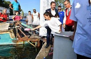 Köyceğiz Gölü’ne 260 bin sazan bırakıldı