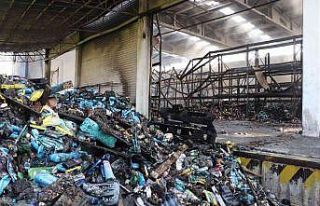 Kozmetik deposundaki yangının zararı gün ağarınca...