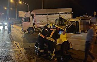 Kula’da süt kamyoneti ile kamyon çarpıştı