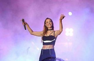 Kum Zambağı Festivalinde Derya Uluğ sahne aldı