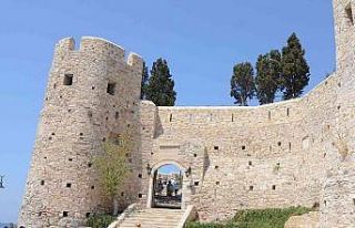 Kuşadası Güvercinada Kalesi’ni üç ayda 100...