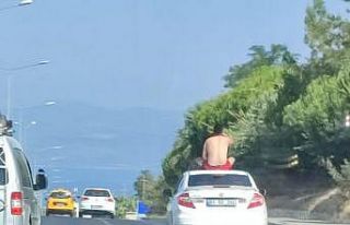 Kuşadası’nda seyir halindeki otomobilin tavanında...