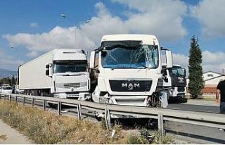 Kütahya-Eskişehir karayolunda iki tır çarpıştı,...